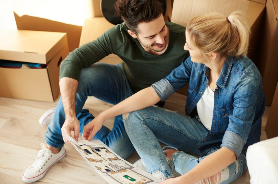 Una pareja mira los planos de su nueva casa