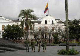 Soldados patrullan la plaza de la Independencia y los alrededores del Palacio Presidencial de Carondelet en el centro de Quito.