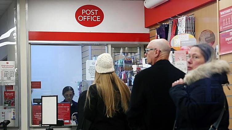 Sunak indulta a empleados de correos condenados con falsas acusaciones