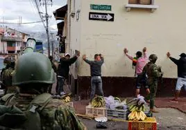 Soldados intervienen en una barriada de Quito dentro del operativo especial de seguridad tras la declaración del estado de excepción.