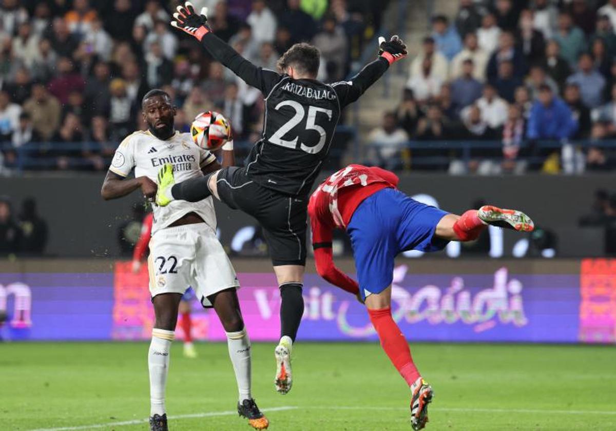 Kepa Arrizabalaga cometió un fallo que pudo costarle la derrota al Real Madrid en el derbi disputado en Riad.