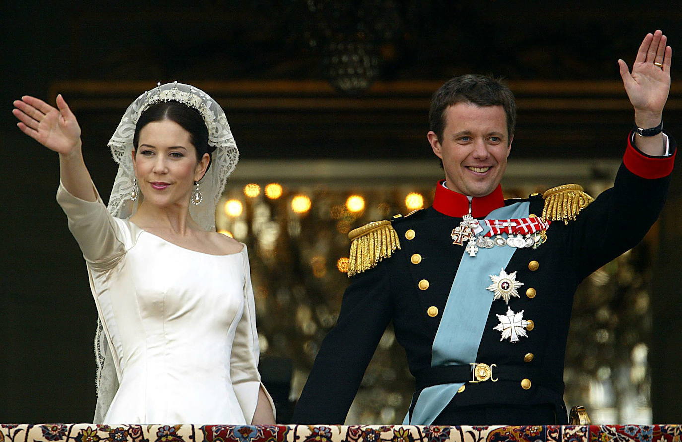 La pareja real saluda tras la ceremonia en la catedral de Copenhague, donde se casaron el 14 de mayo de 2004.