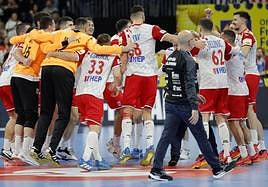 Los jugadores croatas celebran la victoria en presencia de Jordi Ribera.