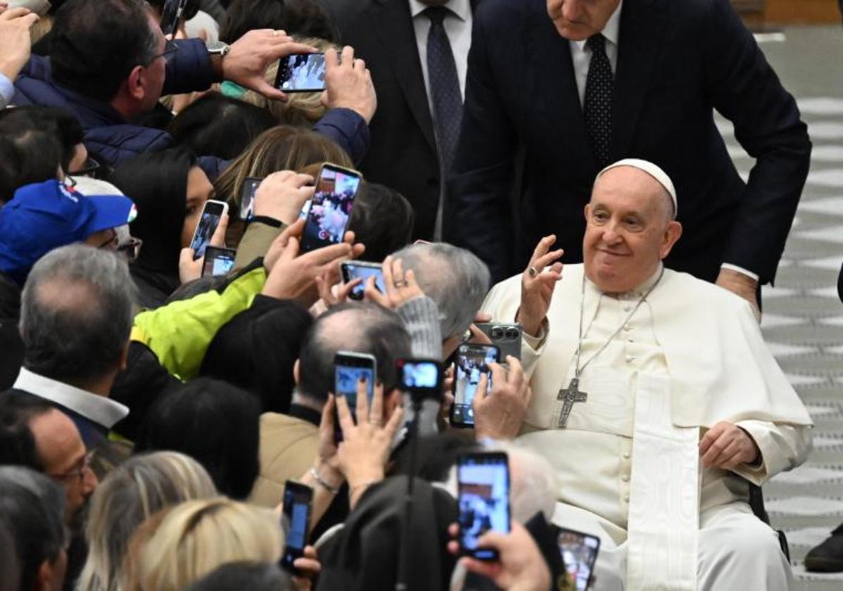 El Papa Francisco saluda a los fieles durante su audiencia general semanal el pasado miércoles.