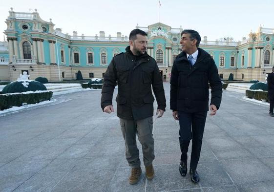 El primer ministro británico, Rishi Sunak, conversa con Volodímir Zelenski durante su visita de este viernes a Kiev.