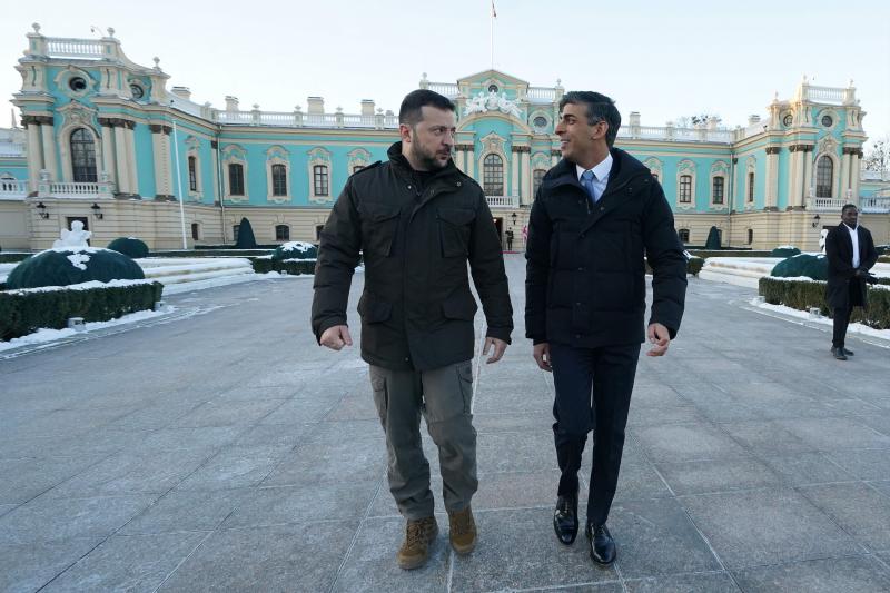 El primer ministro británico, Rishi Sunak, conversa con Volodímir Zelenski durante su visita de este viernes a Kiev.