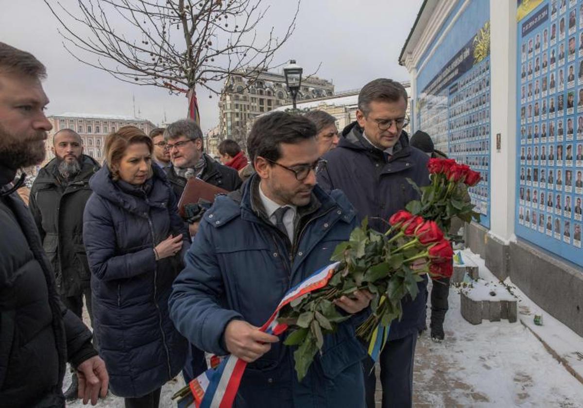 Stéphane Séjourné, nuevo ministro francés de Exteriores, deposita un ramo de flores en el mural de los caídos en Kiev.