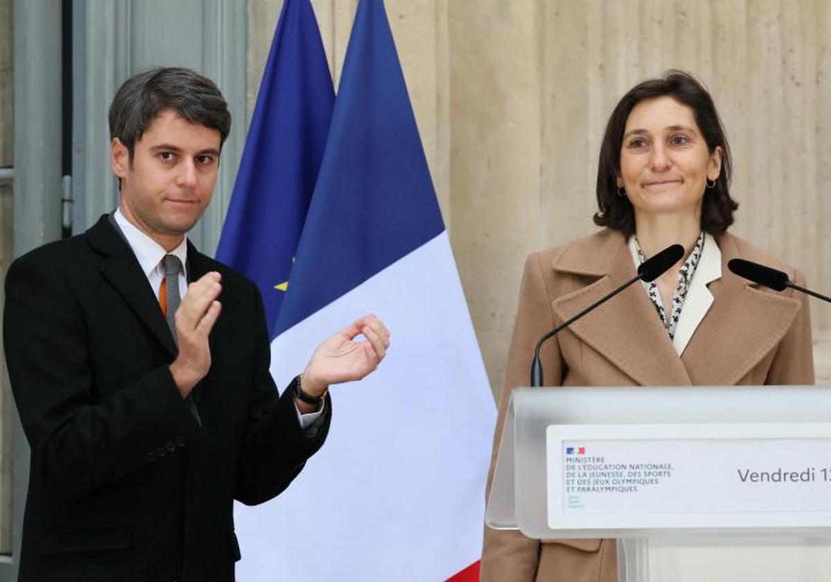 El nuevo primer ministro francés, Gabriel Attal, aplaude a su ministra de Educación, Amélie Oudéa-Castera.