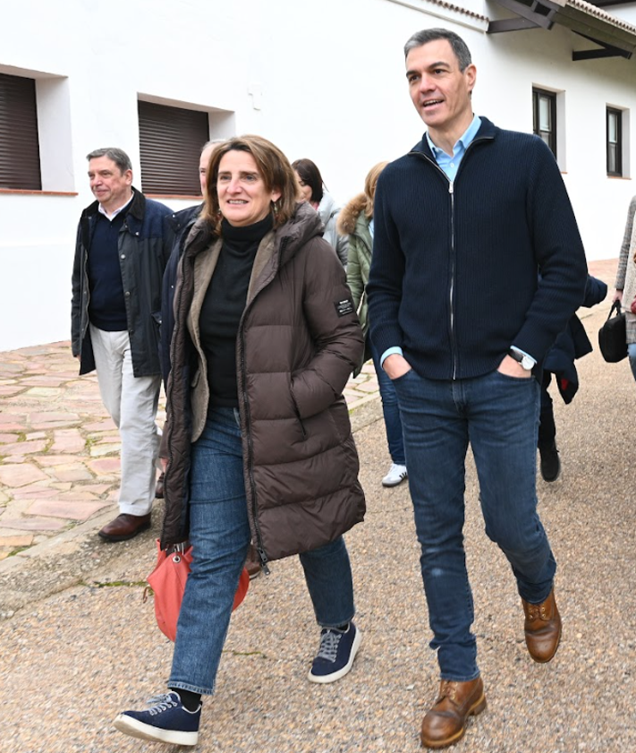 Imagen secundaria 2 - Distintos momentos de Pedro Sánchez con sus ministros en la finca de Quintos de Mora. 