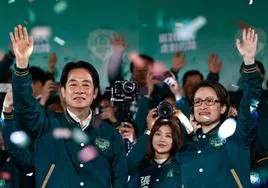 El presidente electo de Taiwán , Lai Ching-te, saluda junto a su compañera Hsiao Bi-khim frente a la sede del Partido Democrático Progresista (PPD).