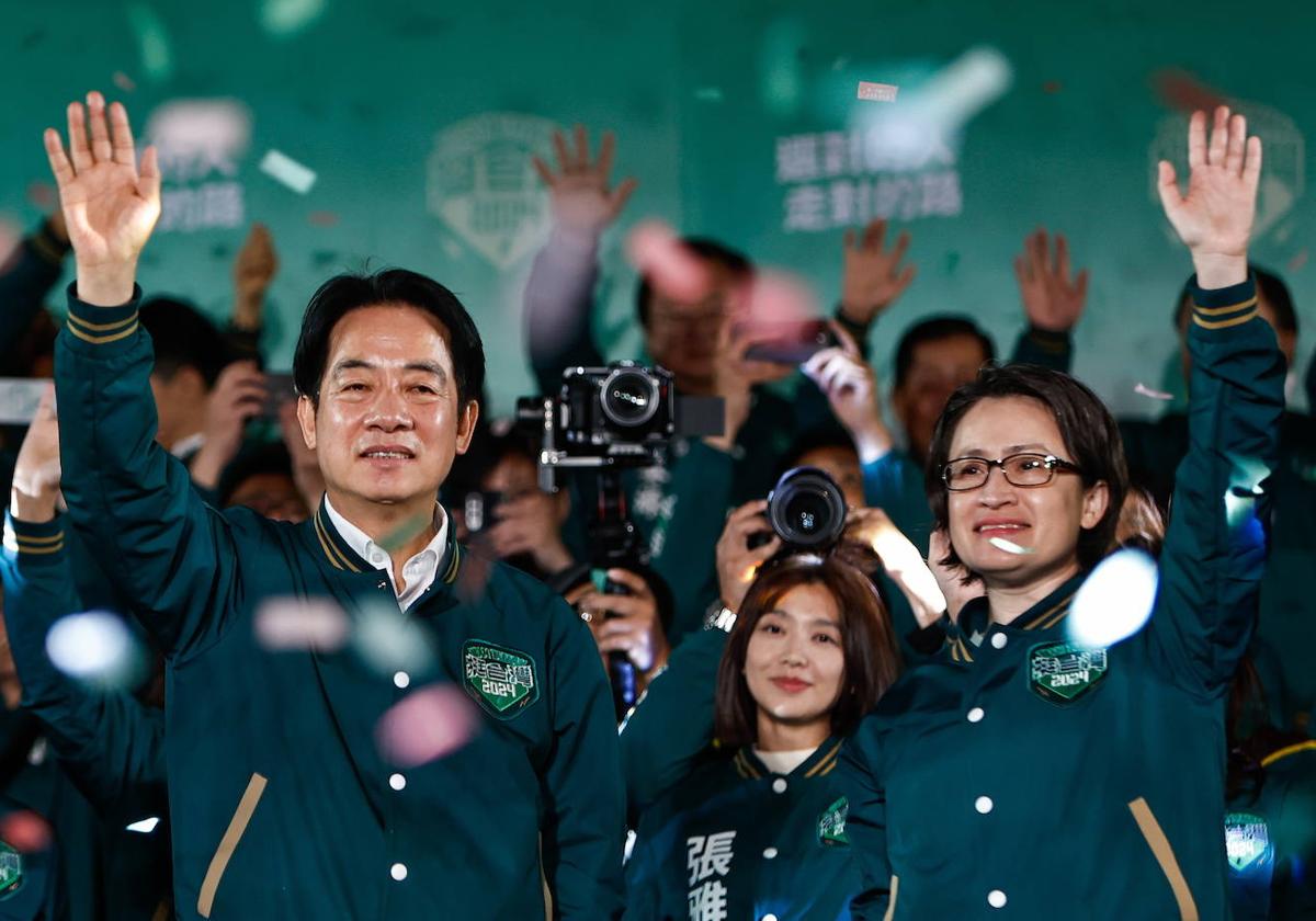 El presidente electo de Taiwán , Lai Ching-te, saluda junto a su compañera Hsiao Bi-khim frente a la sede del Partido Democrático Progresista (PPD).