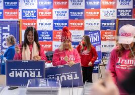 Varios voluntarios de la campaña de Donald Trump trabajan en Iowa.