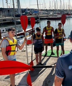 Imagen secundaria 2 - Arriba: Adrián Cruces y Joel Esteban, dos talentos de presente y futuro de las dos ruedas. Abajo: entrenamientos en pista y actividades de todo tipo