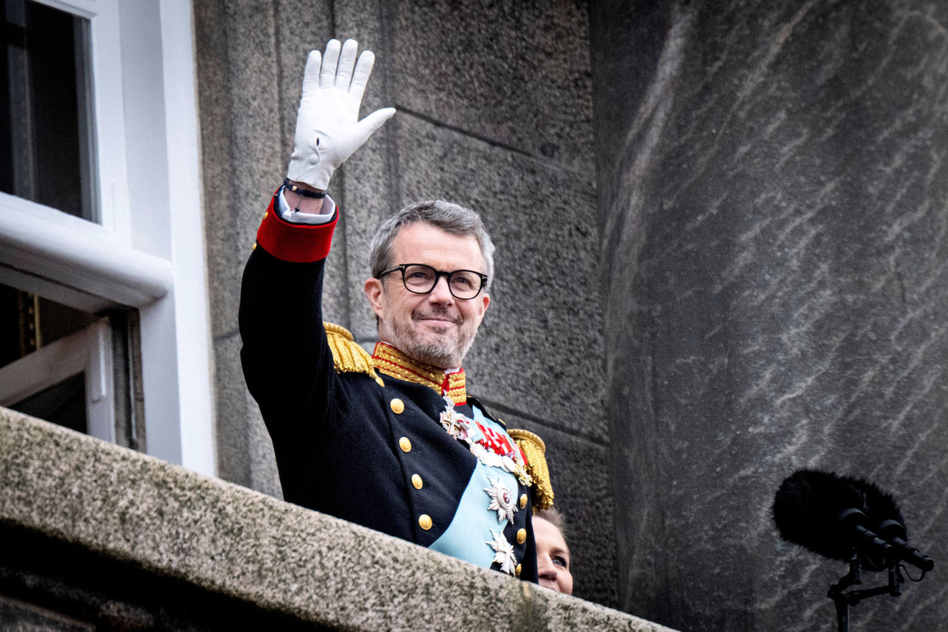 Federico X saluda desde el balcón del palacio de Christiansborg tras leer su primer discurso como monarca. 