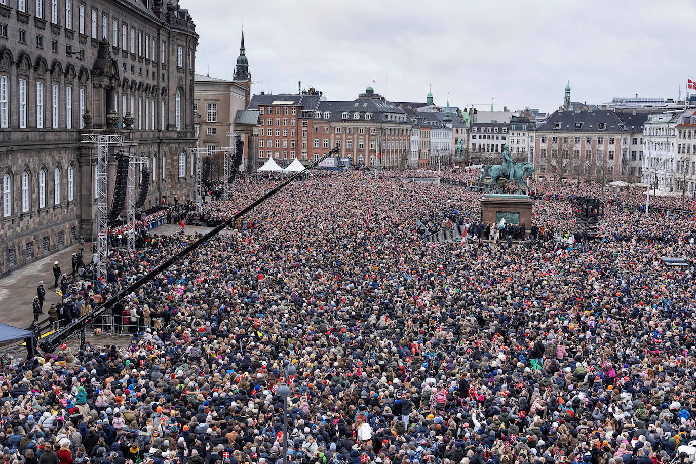 Miles de personas tomaron la plaza y los alrededores del palacio de Christiansborg para asistir a la proclamación de Federico X.