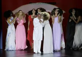 La modelo Judit Mascó felicita a Elio Berhanyer al finalizar su desfile en la 50 edición de la Pasarela Cibeles, en septiembre de 2009.