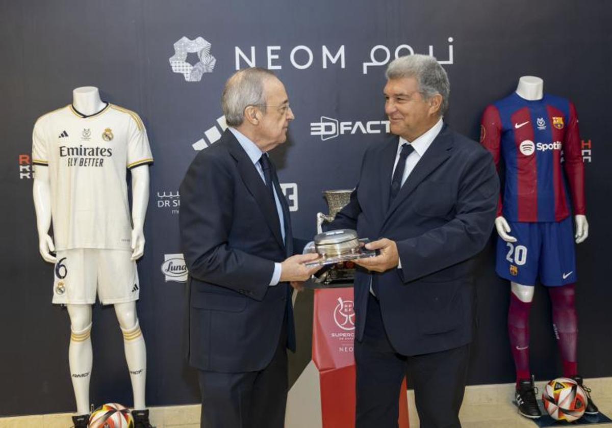 Florentino Pérez junto a Joan Laporta en Riad.