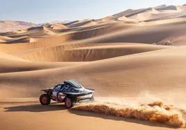 Carlos Sainz atraviesa las dunas del Dakar.