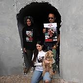 Familiares de un secuestrado por Hamás en la maqueta de un túnel levantada en Tel Aviv.