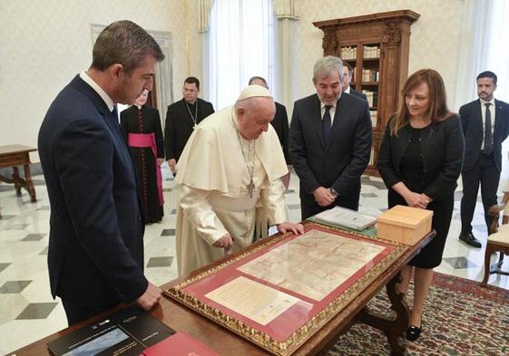 Clavijo se reúne con el Papa Francisco en el Vaticano.