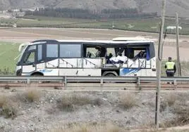 Una fallecida y una veintena de heridos al chocar un camión contra un autobús en Lorca