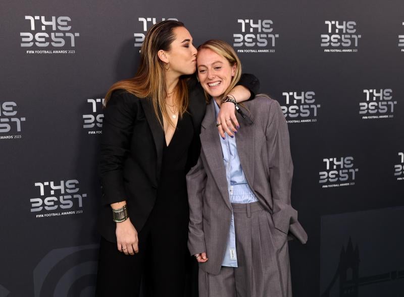 La portera española Cata Coll y Keira Walsh.