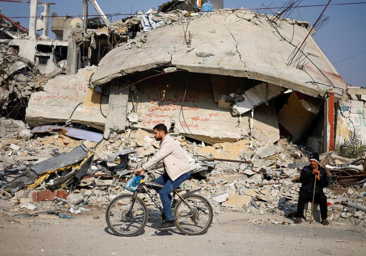 Una calle de Gaza destrozada por los bombardeos israelíes sobre sus edificios.