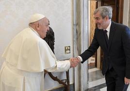 El Papa Francisco recibe al presidente de Canarias, Fernando Clavijo, en la Biblioteca privada del Palacio Apostólico del Vaticano.