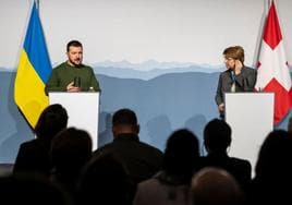 La presidenta suiza, Viola Amherd, y su homólogo ucraniano, Volodímir Zelenski, este lunes en Berna.