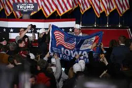 Los partidarios de Trump celebran su victoria en los caucus presidenciales republicanos de Iowa.