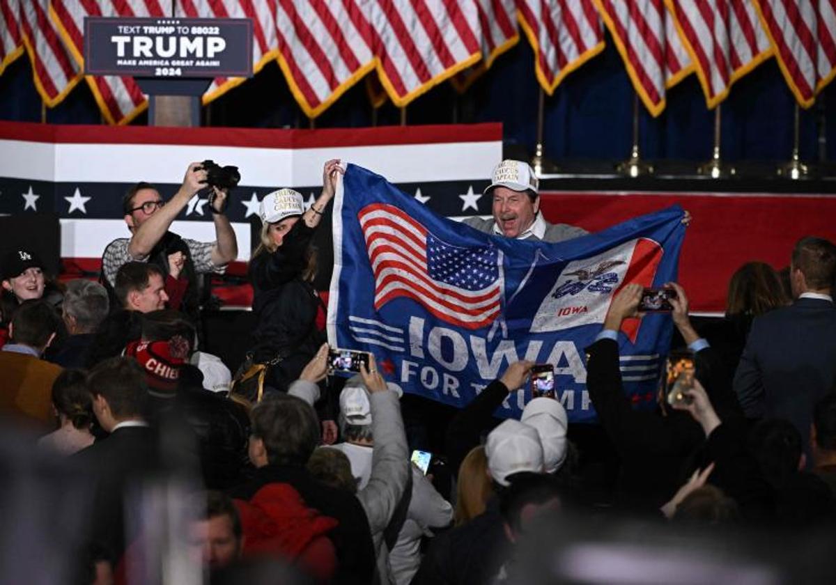 Los partidarios de Trump celebran su victoria en los caucus presidenciales republicanos de Iowa.