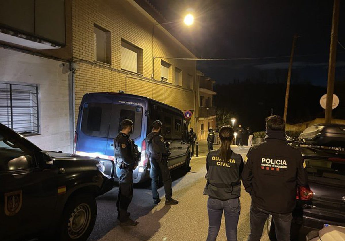 Imagen de esta madrugada del operativo conjunto de Guardia Civil y Mossos