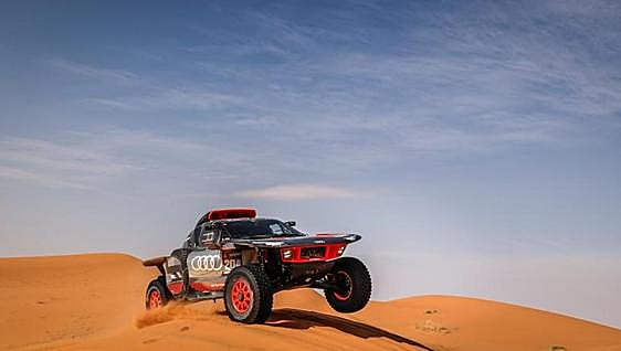 Carlos Sainz aguanta a Sebastien Loeb en el Dakar y ya solo le quedan 1.000 kilómetros