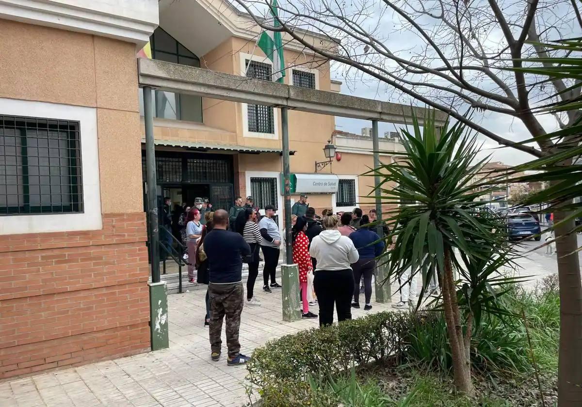 Centro de salud de Atarfe custodiado por la Guardia Civil.