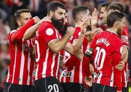 Asier Villalibre, junto a sus compañeros, tras marcar uno de sus dos goles al Alavés.