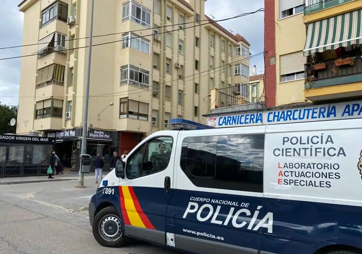 Un vehículo de la Policía Nacional, en el lugar de los hechos, este pasado viernes