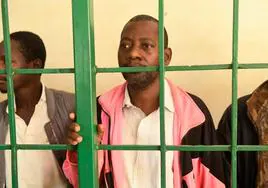 McKenzie, en una comisaría de Mombasa, tras ser detenido.