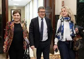 El portavoz del PSOE, Patxi López, junto a las diputadas socialistas Patricia Blanquer y Montse Mínguez a su llegada a la Junta de Portavoces del Congreso, el martes.