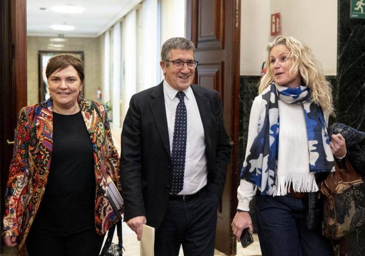 El portavoz del PSOE, Patxi López, junto a las diputadas socialistas Patricia Blanquer y Montse Mínguez a su llegada a la Junta de Portavoces del Congreso, el martes.