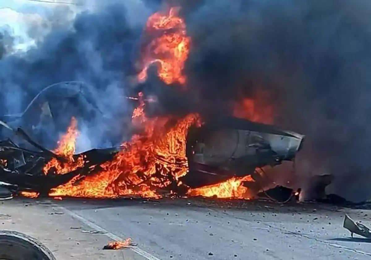 Restos de la aeronave durante el accidente.