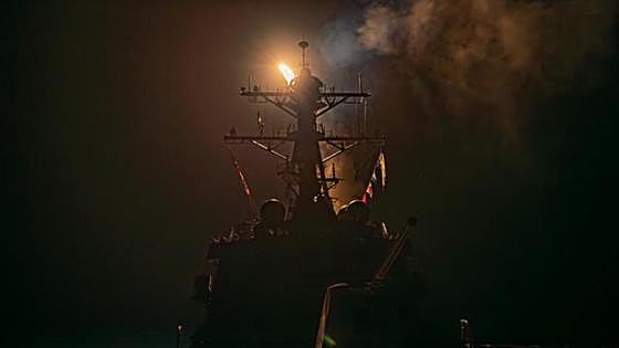 Un carguero recibe el impacto de un misil frente a las costas de Yemen en el mar Rojo