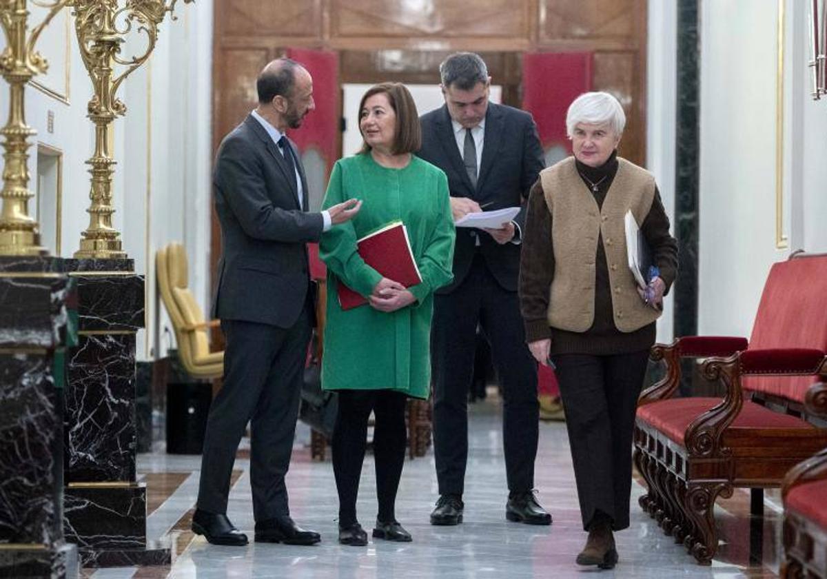 Francina Armengol junto a otros miembros de la Mesa del Congreos.