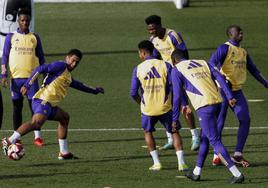 Los jugadores del Real Madrid bromean durante el entrenamiento de este miércoles.