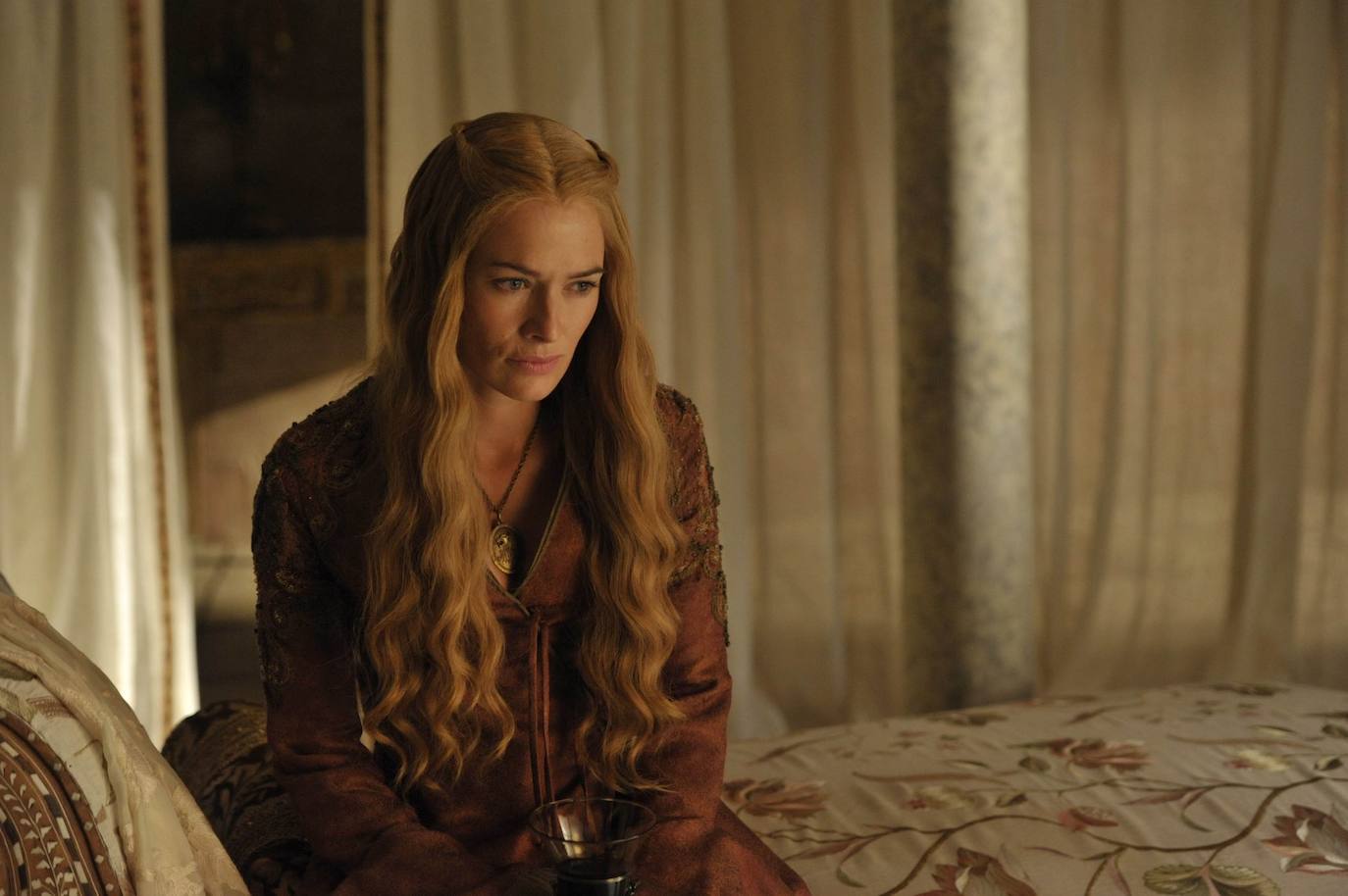 Lena Headey como Cersei, cavilando venganzas antes de dormir