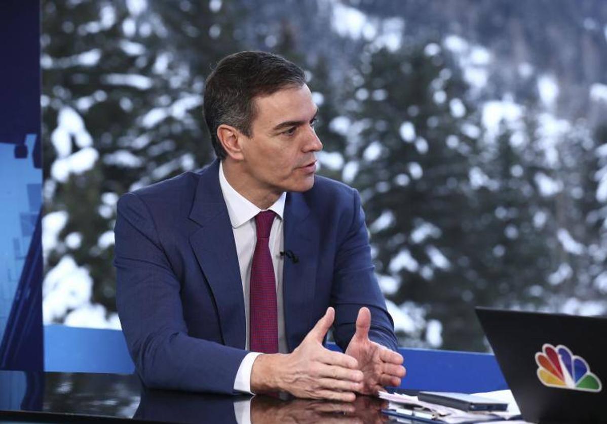 El presidente del Gobierno, Pedro Sánchez, durante una entrevista para la CNBC en Davos (Suiza).