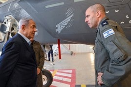 Netanyahu habla con un militar israelí.