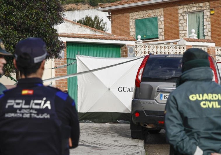 Dos agentes vigilan la casa de Morata donde se hallaron los cuerpos