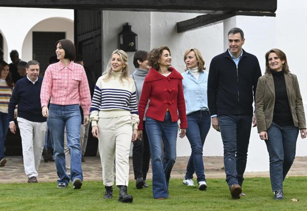 El presidente Pedro Sánchez con seis de sus ministras.