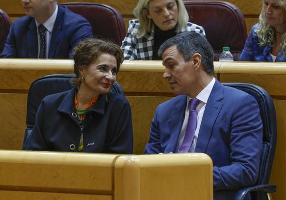 Pedro Sánchez y María Jesús Montero, mujer fuerte del Gobierno y el PSOE, este jueves en el pleno del Congreso celebrado en las instalaciones del Senado