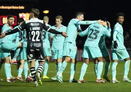 Los jugadores del Barça celebran el gol de Koundé.